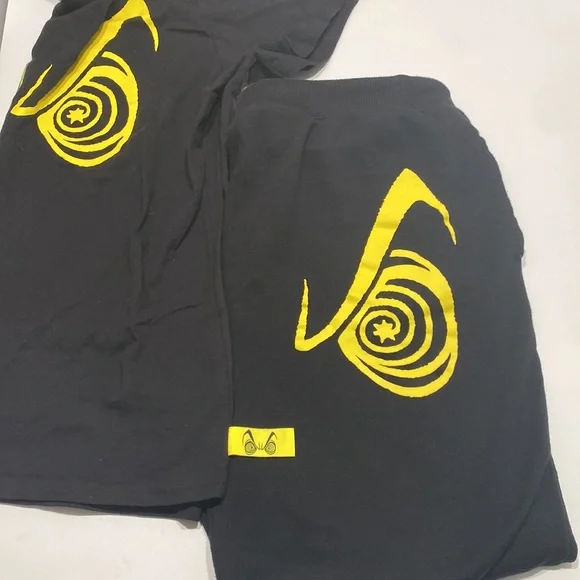 Disney X Hiedi Klum Cruella Glow in the Dark Eye Set Large Joggers Tee Shirt - Picture 7 of 7